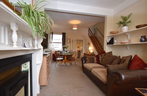 Comfort House | Living area | Books