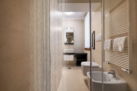 Comfort Double Room | Bathroom | Rainfall showerhead, free toiletries, hair dryer, bidet
