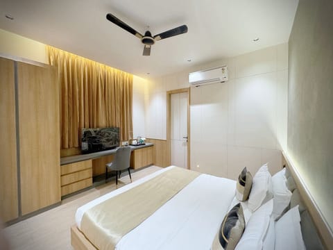 Deluxe Double Room, 1 Double Bed, Non Smoking, City View | In-room safe, desk, laptop workspace, blackout drapes