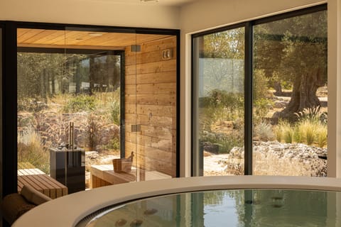 Couples treatment rooms, body treatments, hot stone massages
