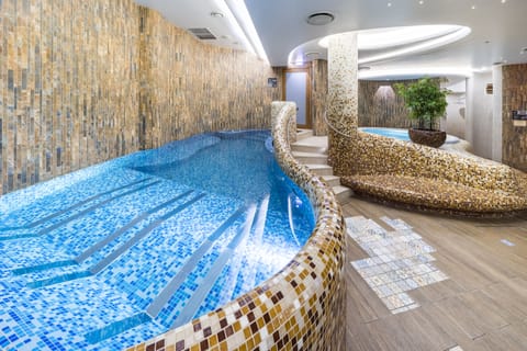 Couples treatment rooms, sauna, hot tub, steam room, Turkish bath