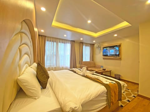 Deluxe Studio Suite, City View | Desk, laptop workspace, soundproofing, free WiFi