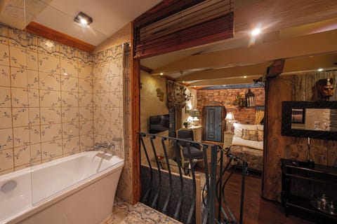Classic Suite, 1 Queen Bed, Private Bathroom, Courtyard View | Bathroom | Hair dryer, slippers, towels, soap