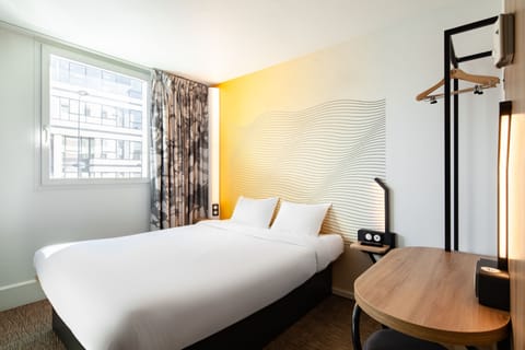 Premium bedding, desk, soundproofing, free WiFi