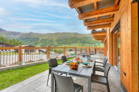Family Apartment, 2 Bedrooms, 2 Bathrooms, Mountainside (Edelweiss) | Outdoor dining