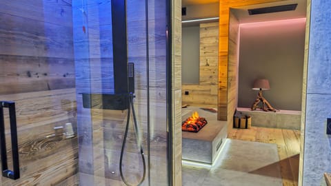 Design Studio Suite, Terrace, Mountain View | Bathroom | Free toiletries, hair dryer, bathrobes, slippers