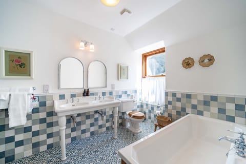 Shower, rainfall showerhead, free toiletries, hair dryer