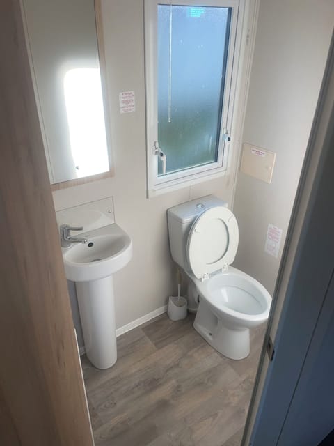 Chalet | Bathroom | Shower, free toiletries, towels