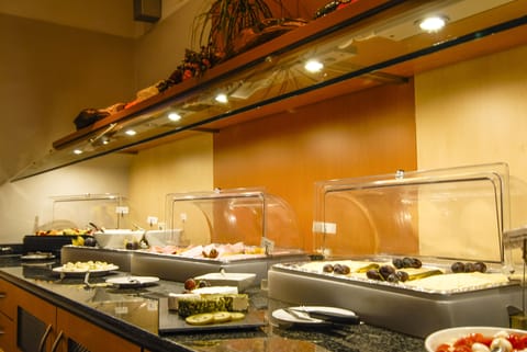 Buffet breakfast for a fee on weekends