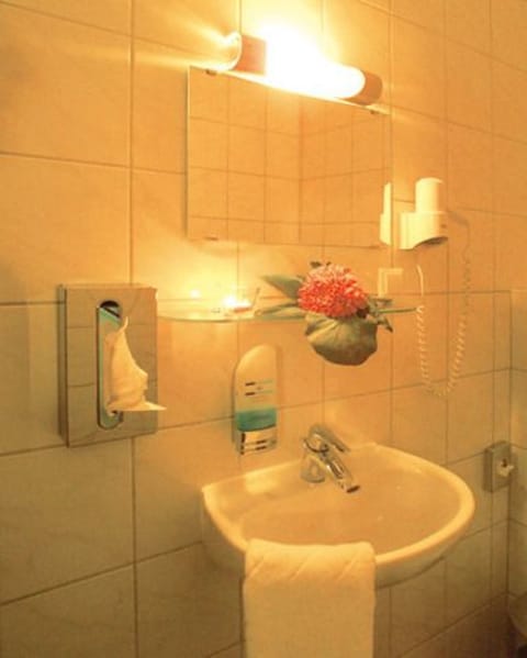 Shower, free toiletries, towels