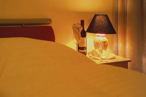 Double Room Single Use | Hypo-allergenic bedding, desk, free WiFi, bed sheets