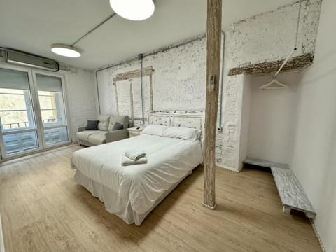Studio | Down comforters, laptop workspace, soundproofing, free WiFi