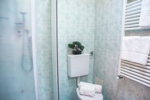 Family Apartment, 1 Bedroom, Microwave (La Perla) | Bathroom