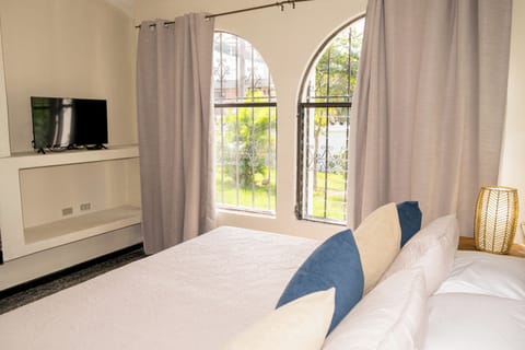 Deluxe Room | Iron/ironing board, free WiFi