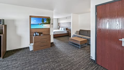 Deluxe Studio Suite | Desk, iron/ironing board, free WiFi, bed sheets