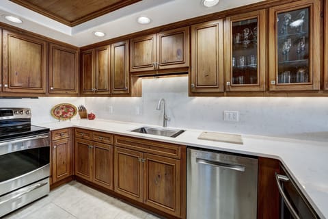 Condo, 2 Bedrooms | Private kitchen | Electric kettle