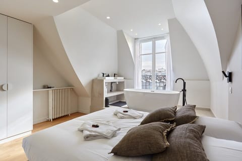 Apartment | Laptop workspace, iron/ironing board, bed sheets