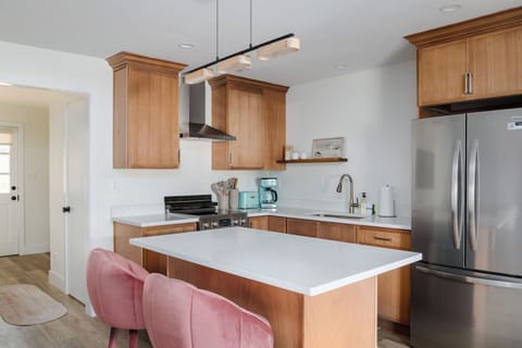 Luxury Apartment, Multiple Beds, Kitchen, Courtyard View | Private kitchen | Microwave, coffee/tea maker