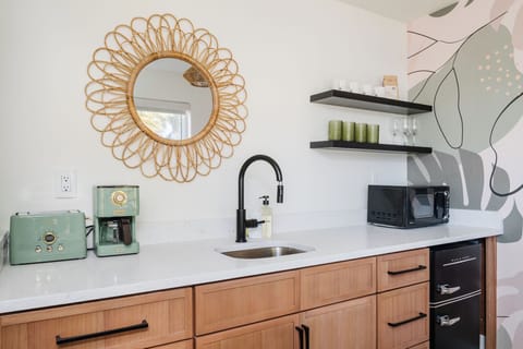 Deluxe Double Room, Kitchenette, Courtyard View | Private kitchenette | Microwave, coffee/tea maker