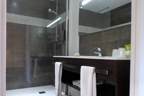 Classic Suite, Garden View | Bathroom