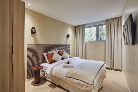Apartment | Laptop workspace, iron/ironing board, bed sheets