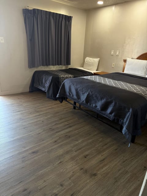 Weekly One Queen and One Twin, No Kitchen, Smoking Room | Free WiFi