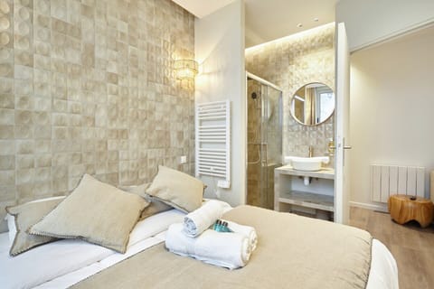 Apartment | Laptop workspace, iron/ironing board, bed sheets