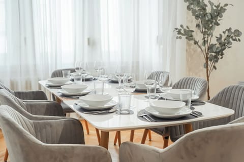 Luxury Condo, 3 Bedrooms | In-room dining