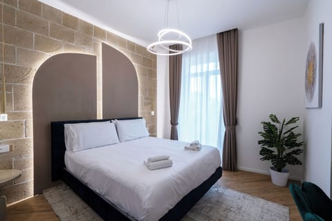 Luxury Townhome | 1 bedroom, desk, laptop workspace, free WiFi