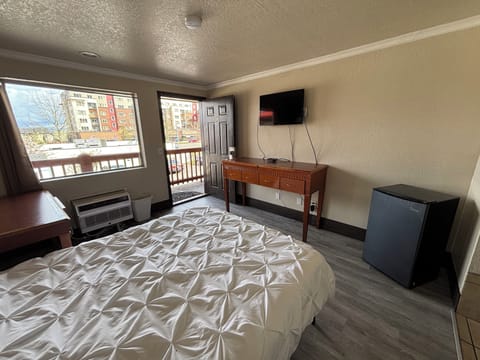 Desk, laptop workspace, free WiFi