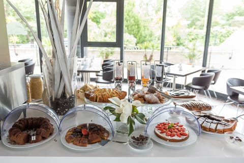 Free full breakfast