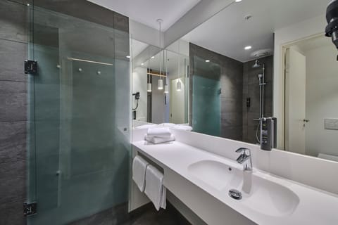 Business Double or Twin Room | Bathroom | Shower, hair dryer, towels, shampoo