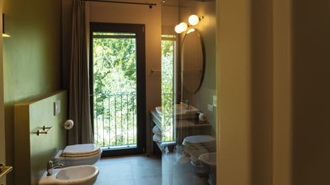 Junior Suite | Bathroom | Shower, hair dryer, bathrobes, towels