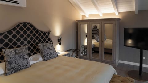 Suite | Desk, laptop workspace, soundproofing, free WiFi