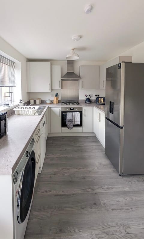 House | Private kitchen | Fridge, microwave, oven, stovetop