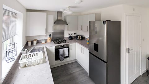 House | Private kitchen | Fridge, microwave, oven, stovetop