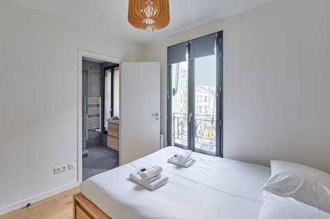 Apartment | Laptop workspace, iron/ironing board, bed sheets