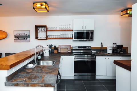 Deluxe Apartment, Ocean View | Private kitchen