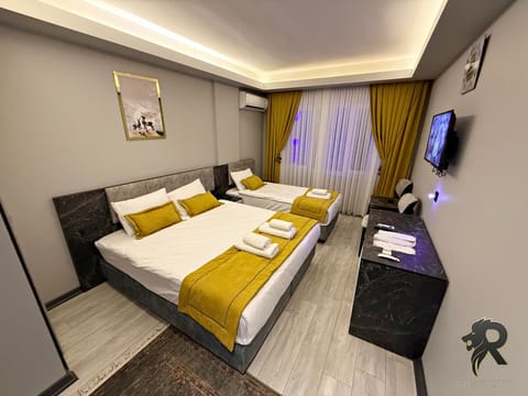 Comfort Triple Room | Desk, laptop workspace, blackout drapes, soundproofing