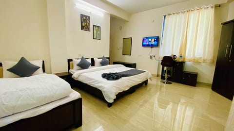 Deluxe Triple Room, City View | Desk, laptop workspace, soundproofing, WiFi (free)