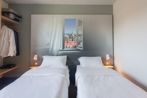 Premium bedding, desk, soundproofing, free WiFi