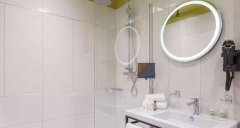 Comfort Room, 1 Double Bed, Non Smoking | Bathroom shower