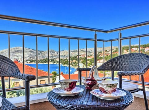 Apartment (Three Bedroom Apartment with Sea View) | Balcony