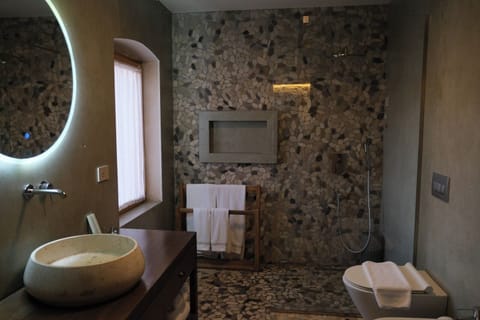 Classic Double Room, Sea View | Bathroom | Shower, free toiletries, hair dryer, bathrobes