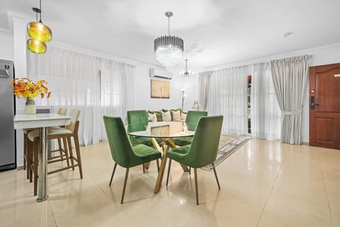 Comfort Condo, 2 Bedrooms, Courtyard View, Tower | Living area