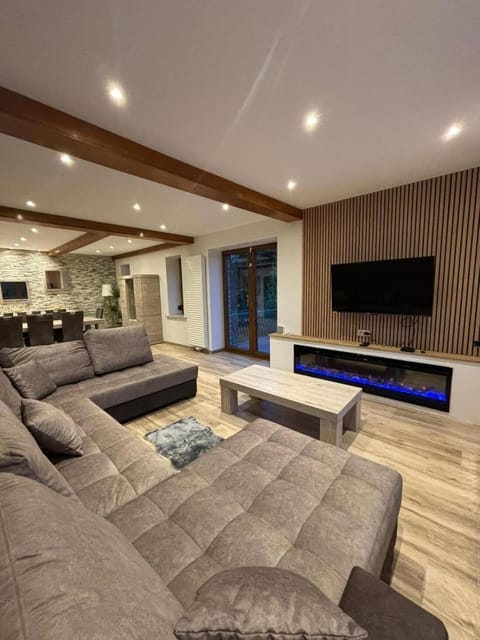 Villa, 5 Bedrooms, Smoking, Balcony | Living room