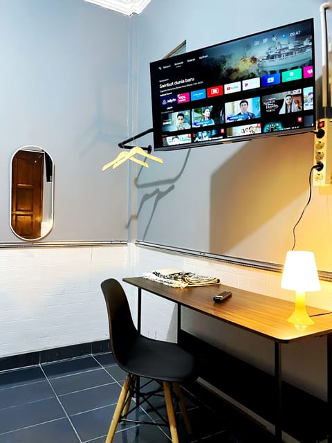 Family Room | Premium bedding, soundproofing, free WiFi