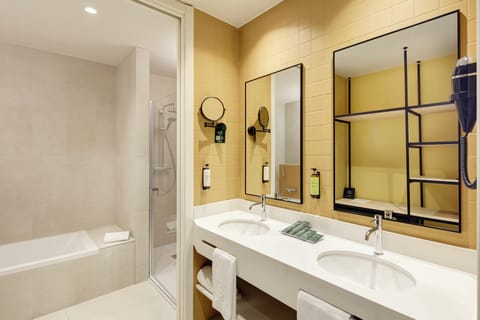 Junior Suite | Minibar, in-room safe, desk, laptop workspace