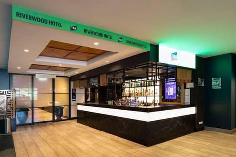 2 bars/lounges
