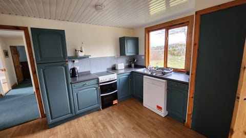 Bungalow, 3 Bedrooms, Non Smoking, Garden View | Private kitchen